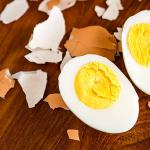 Comment éplucher rapidement un œuf à la coque