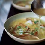Sup jamur yang terbuat dari jamur kering Sup yang terbuat dari ayam jamur kering