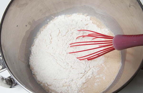 İyi bir ev hanımı için lezzetli bir paskalya pastası reçetesi İyi bir ev hanımı için lezzetli bir paskalya pastası reçetesi