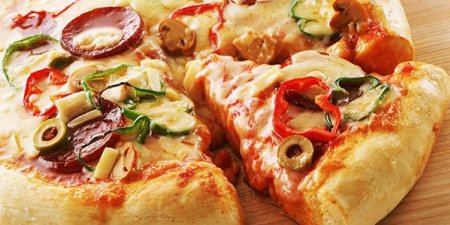 Bir fotoğra ile maya ile pizza testi için bir reçete Bir fotoğra ile maya ile pizza testi için bir reçete
