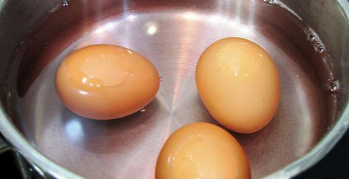 Bacakları güçlendirmek için mükemmel bir alet olan barbekülü çömelmeler Bacakları güçlendirmek için mükemmel bir alet olan barbekülü çömelmeler