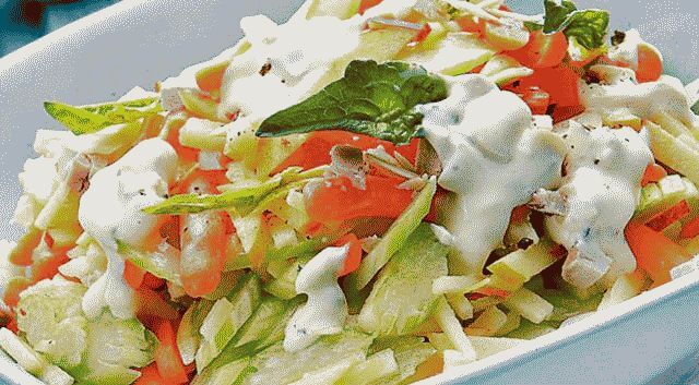Salatalık ile Yengeç Salatası - her gün ve festival menüler için lezzetli bir kombinasyon Salatalık ile Yengeç Salatası - her gün ve festival menüler için lezzetli bir kombinasyon