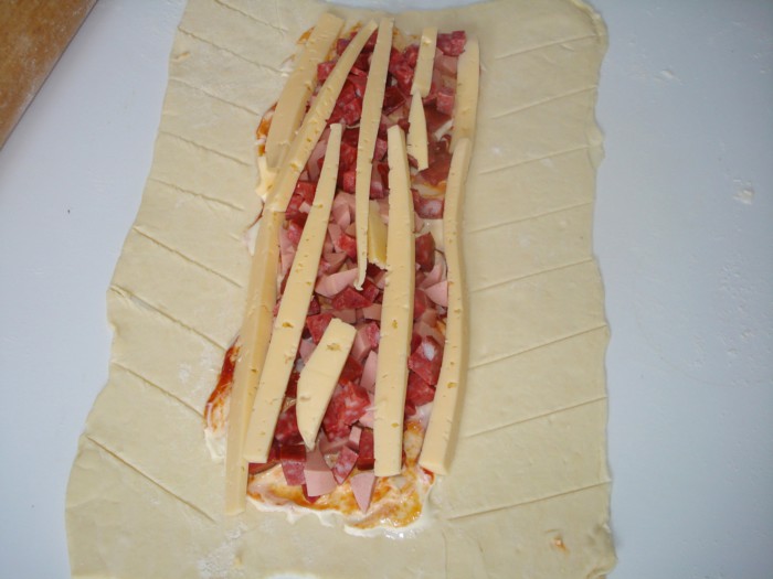 Пицца на слоеном дрожжевом тесте. Пицца в слоеном тесте закрытая. Закрытая пицца в слоеном тесте. Кальцоне пепперони. Мини пицца на слоеном тесте.