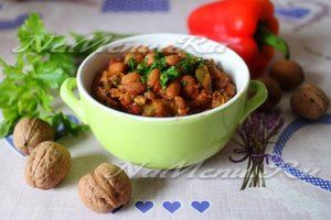Lenten çorbası, fasulye ile lezzetli ve sağlıklı bir yemektir Lenten çorbası, fasulye ile lezzetli ve sağlıklı bir yemektir